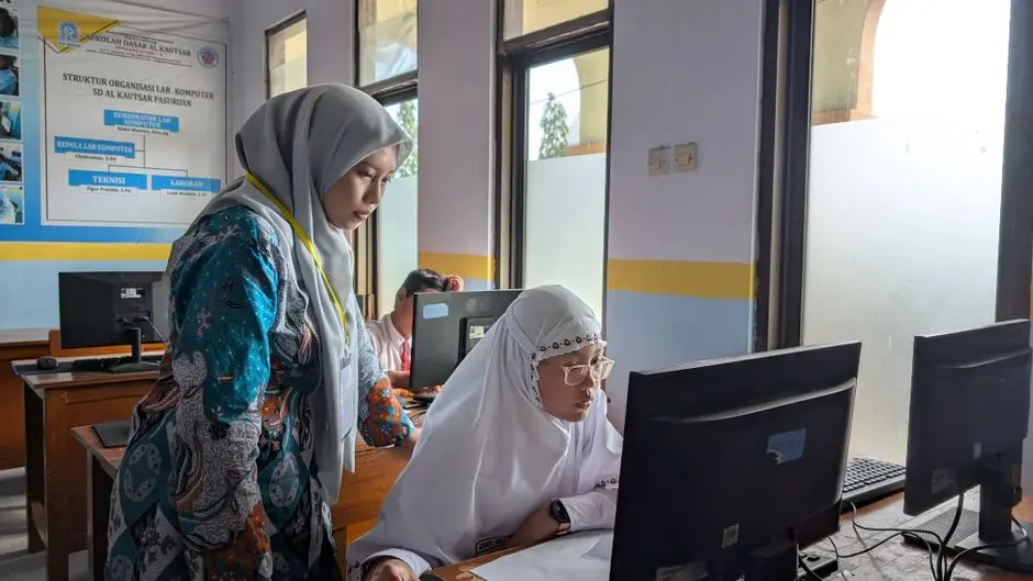Siswa SMK Negeri 1 Jailolo belajar komputer di kelas dengan biaya rendah