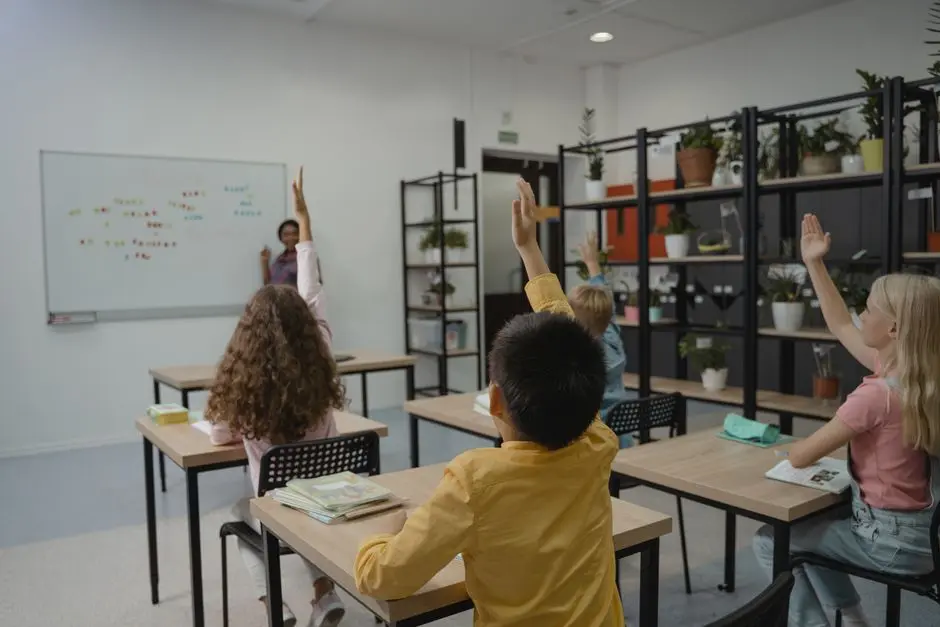 Guru mendampingi siswa dalam kegiatan belajar di kelas